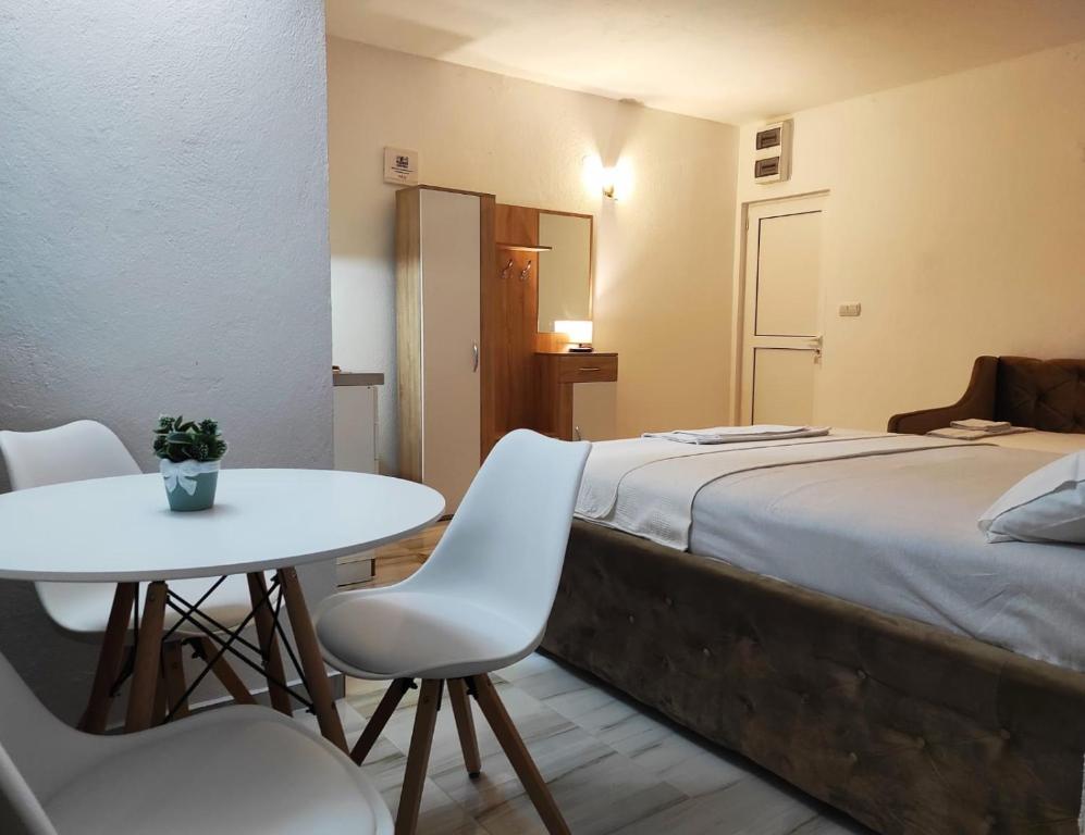 Apartments FLORA and boat cruising - 14