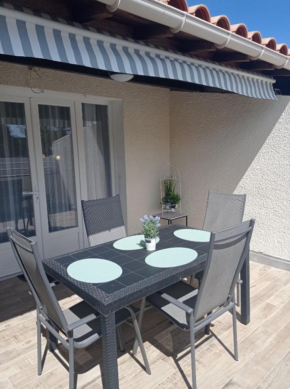 Patio alebo iná vonkajšia časť ubytovania Appartement JADE dans résidence proche Tennis/ centre naturiste
