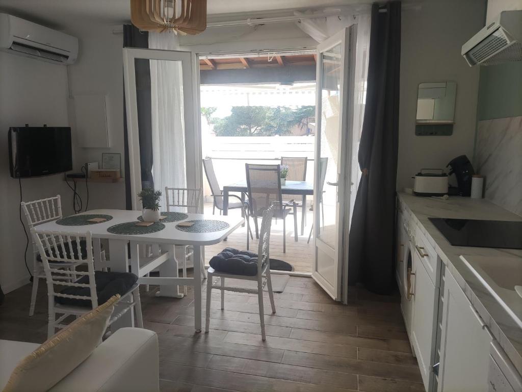 Kuchyňa alebo kuchynka v ubytovaní Appartement JADE dans résidence proche Tennis/ centre naturiste