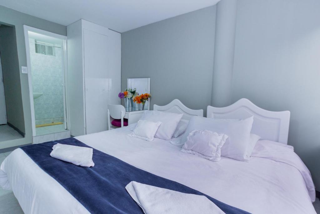 Postel nebo postele na pokoji v ubytování ApartaSuites & Hotel Bogota Teusaquillo