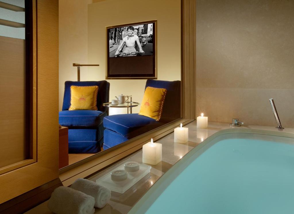 TV a/nebo společenská místnost v ubytování Bio Hotel Raphael - Relais & Châteaux