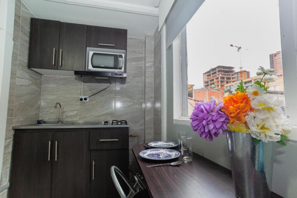 Kuchyň nebo kuchyňský kout v ubytování ApartaSuites & Hotel Bogota Teusaquillo