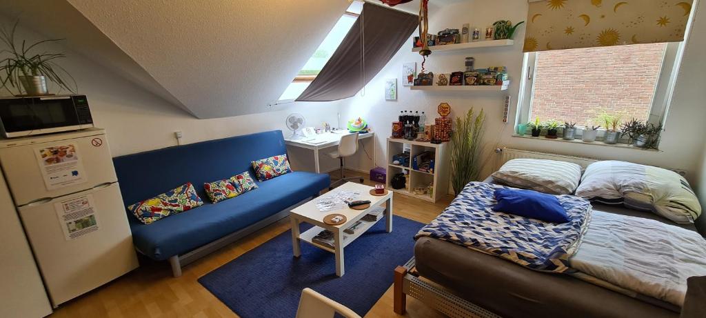 a small room with a bed and a small table at Business-Travel-Apartment & Ferienwohnung Münster, kontaktloser Check-In von 15 bis 24 Uhr möglich, mit SB-Kiosk in Münster