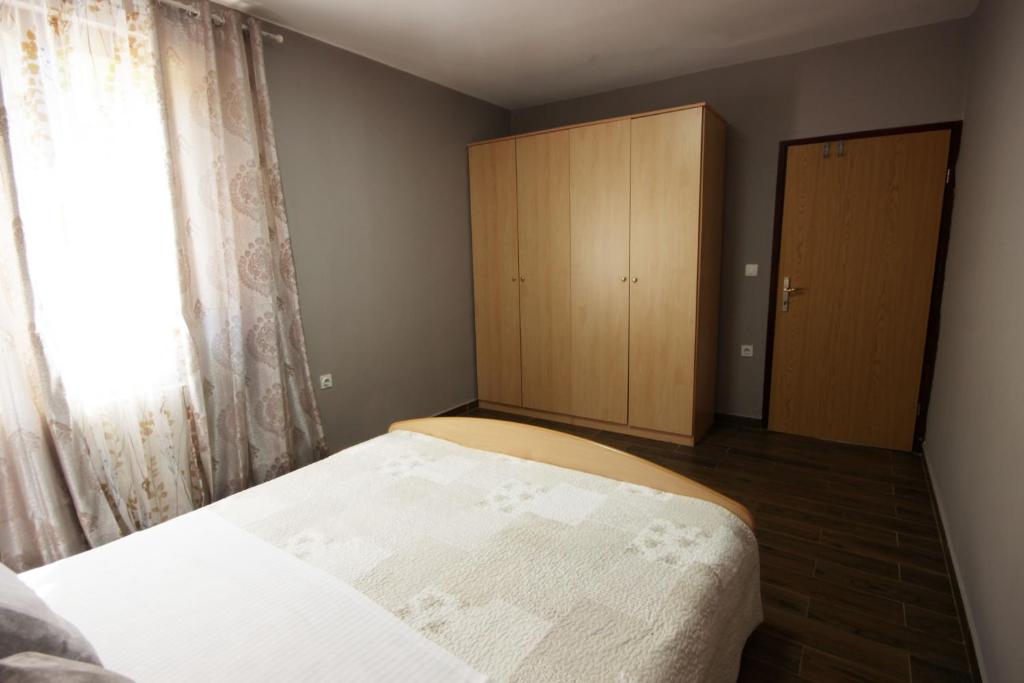 Postel nebo postele na pokoji v ubytování Apartments Fjolla