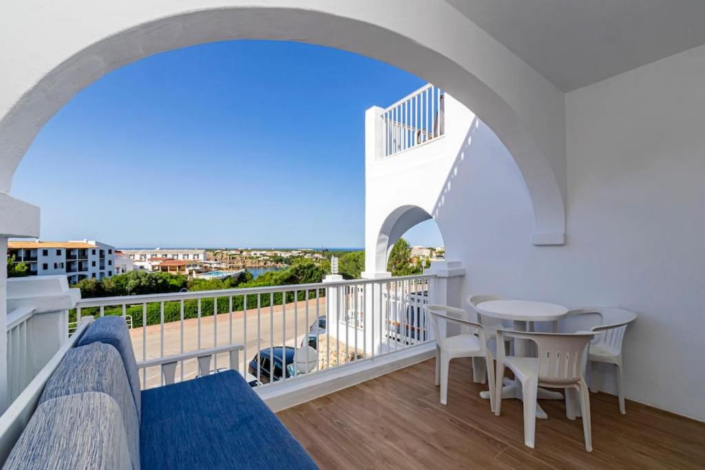 阿雷納爾登卡斯特爾的住宿－Apartamento Castellsol 209，阳台配有桌子,享有海景。