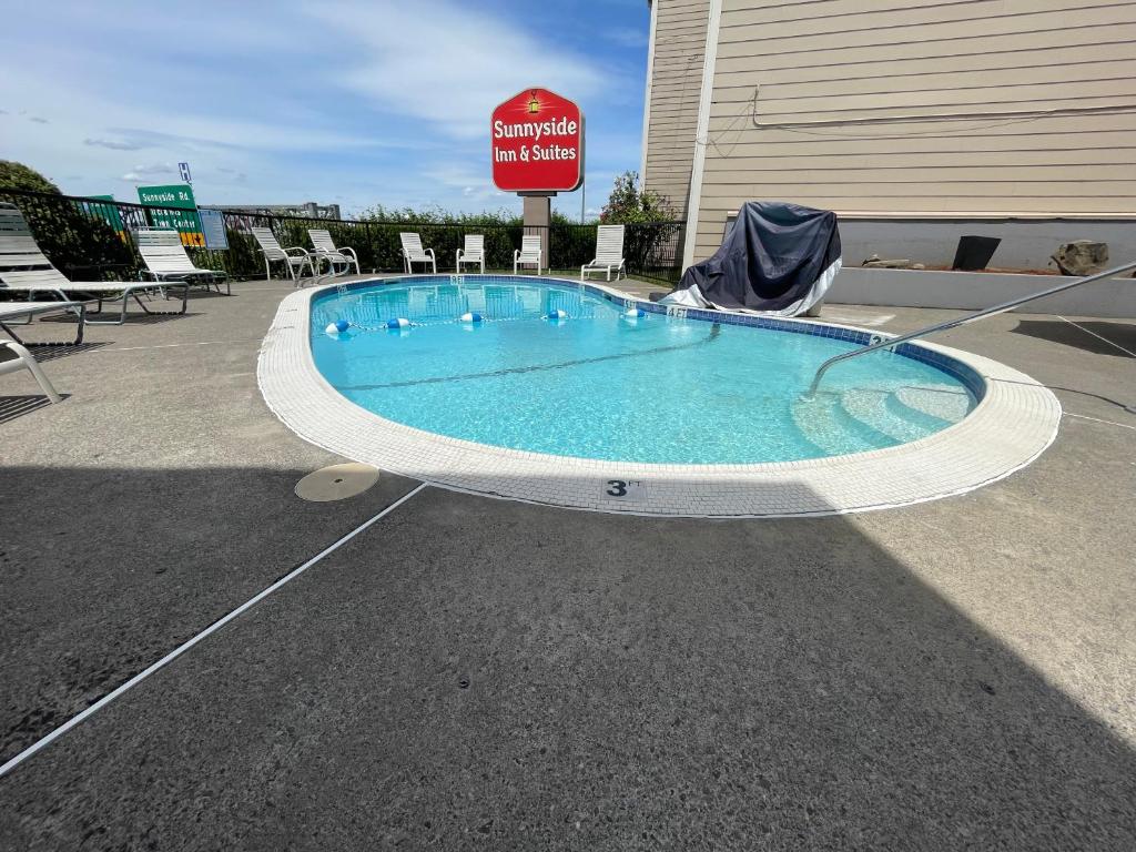 a swimming pool in the middle of a parking lot at Sunnyside Inn and Suites in Clackamas