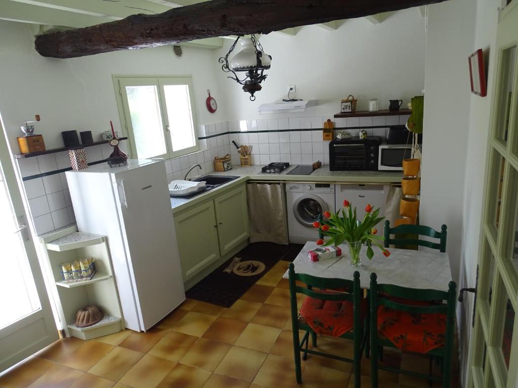 Kuchnia lub aneks kuchenny w obiekcie Moulin de la Follaine Gîte Le logis du meunier