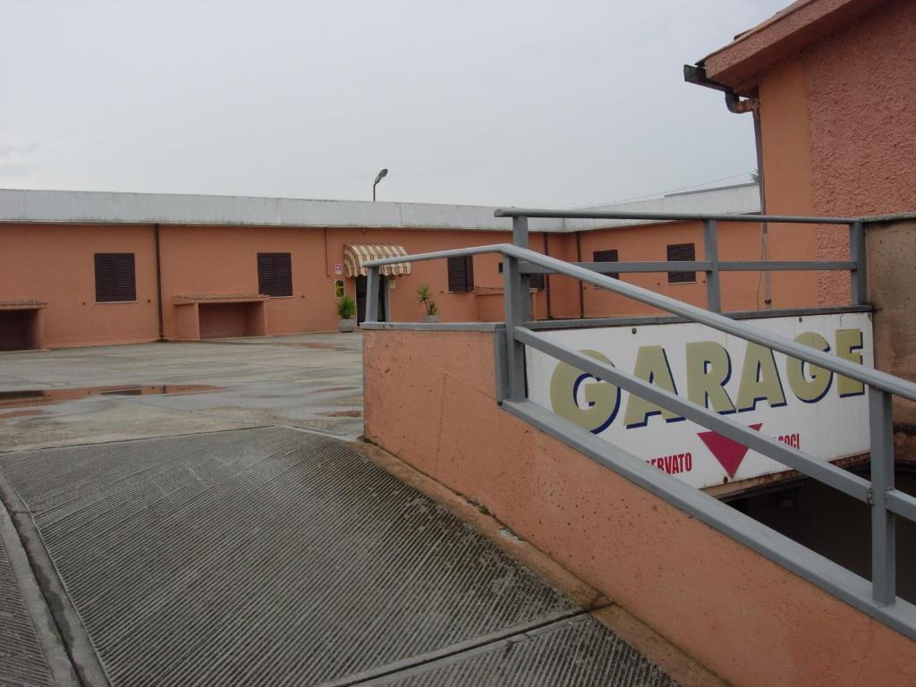ein leerer Parkplatz vor einem Gebäude in der Unterkunft Ai Vecchi Tempi in Frattocchie