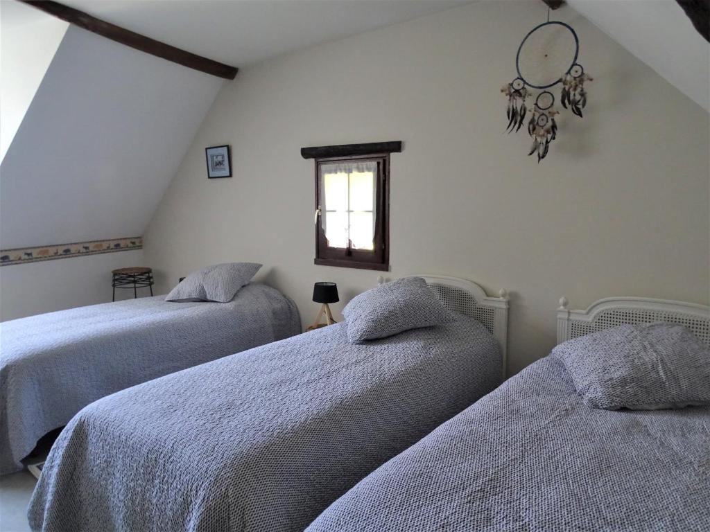 Łóżko lub łóżka w pokoju w obiekcie Moulin de la Follaine Gîte Le logis du meunier