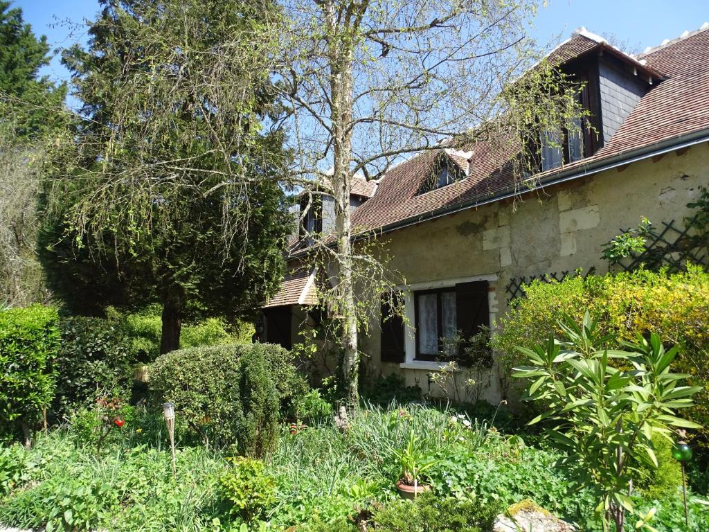 stary dom z ogrodem przed nim w obiekcie Moulin de la Follaine Gîte Le logis du meunier w mieście Azay-sur-Indre