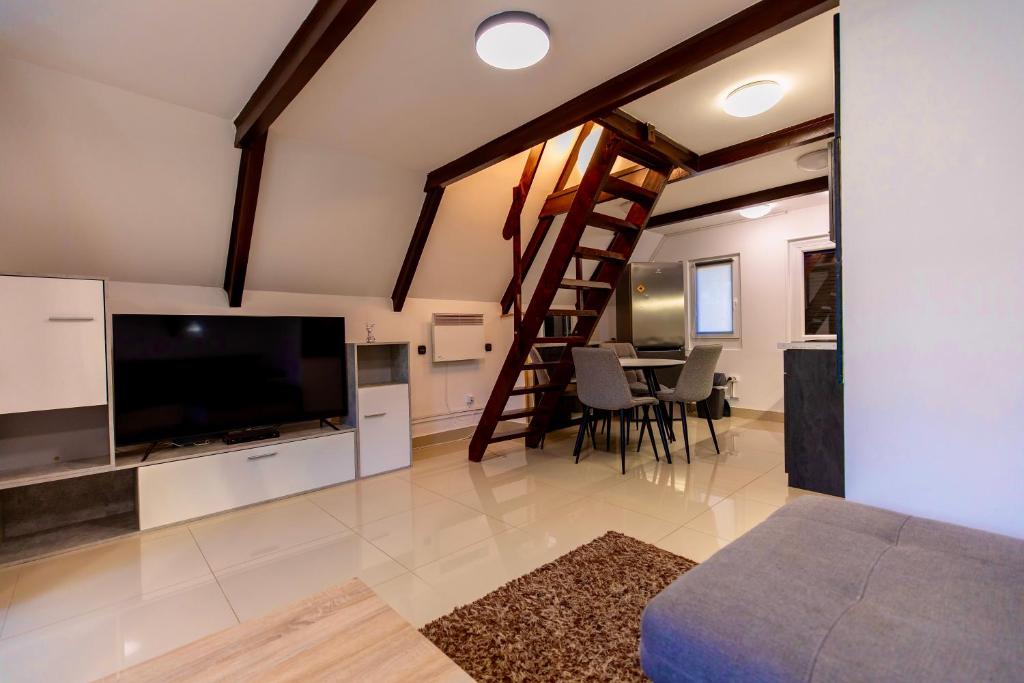 Televízia a/alebo spoločenská miestnosť v ubytovaní Vadgalamb Apartman & Jacuzzi