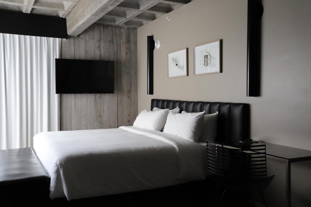 Postel nebo postele na pokoji v ubytování Bellwort Hotel