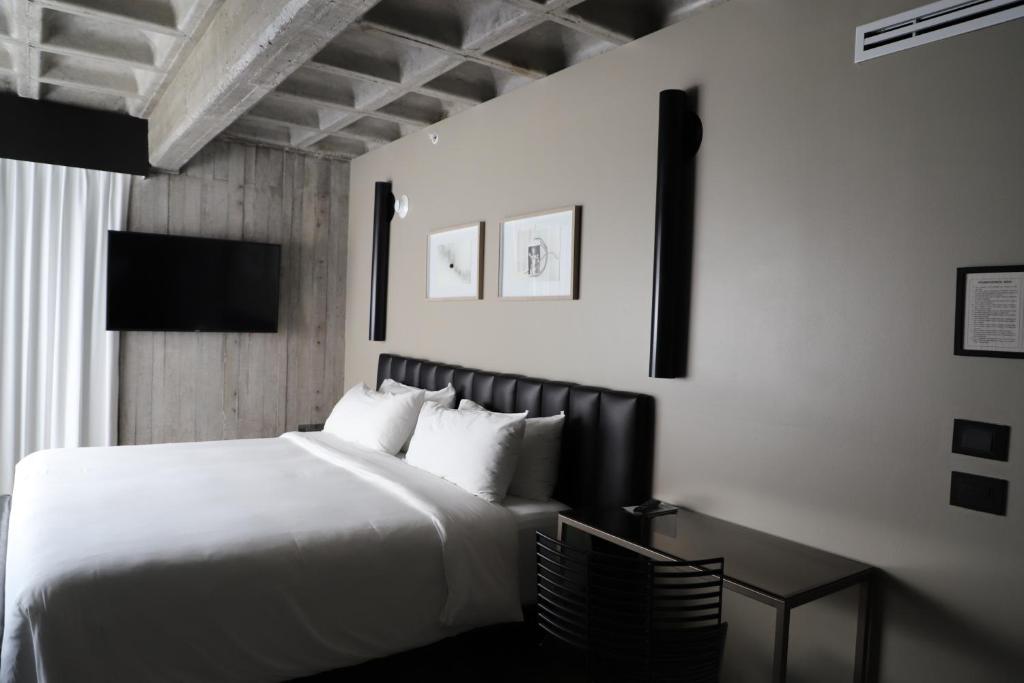 Postel nebo postele na pokoji v ubytování Bellwort Hotel