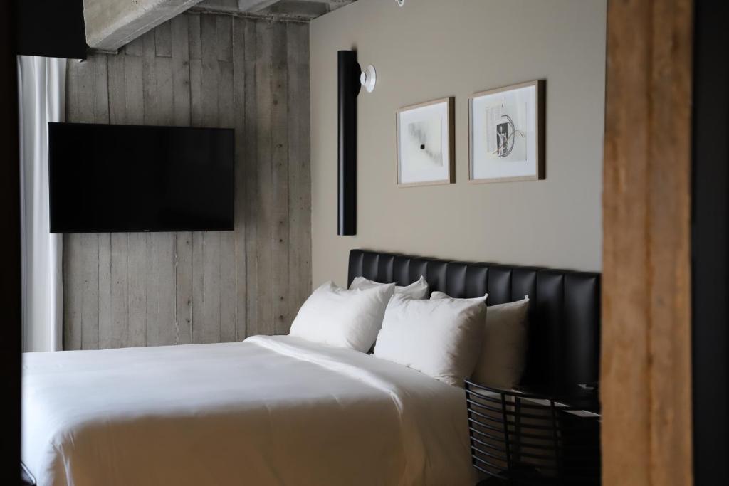 Postel nebo postele na pokoji v ubytování Bellwort Hotel