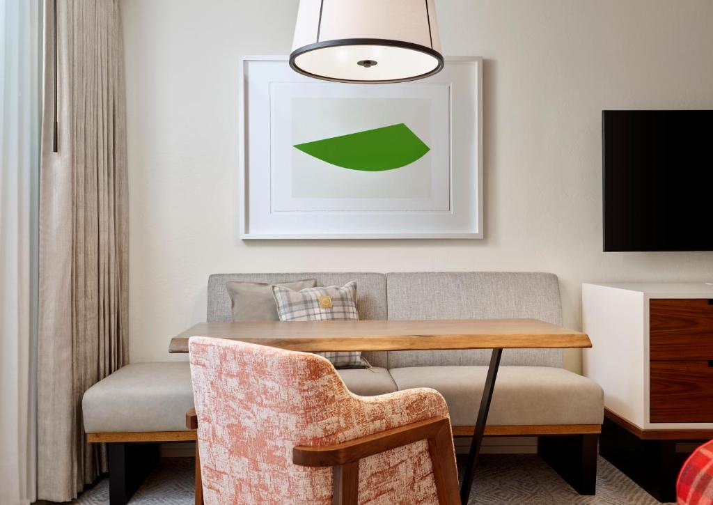 TV a/nebo společenská místnost v ubytování Limelight Hotel Aspen