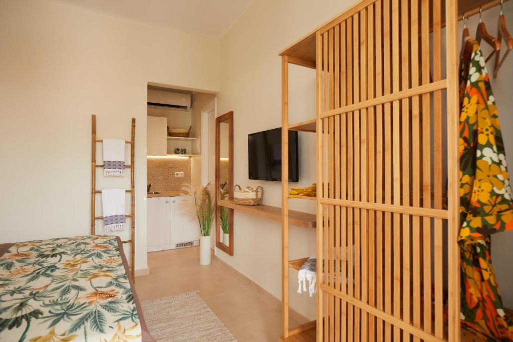 Televízia a/alebo spoločenská miestnosť v ubytovaní Spiliada Boutique Studios