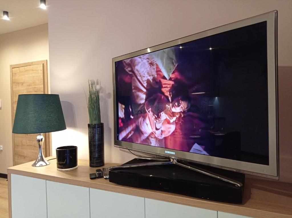 Televízia a/alebo spoločenská miestnosť v ubytovaní Apartament Agat - AZW Gdańsk
