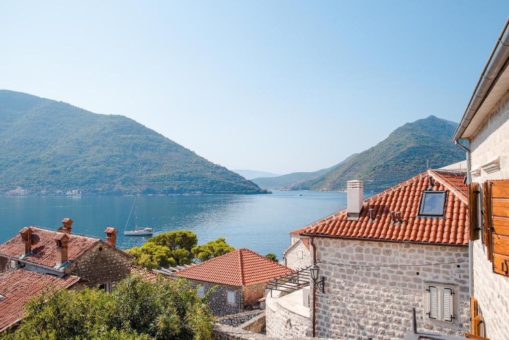 una vista de un cuerpo de agua con montañas en GuestHouse Mrshe Palace, en Perast