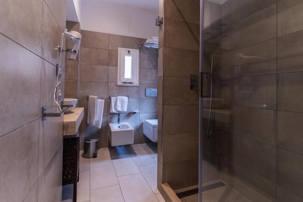 A bathroom at Magi House Relais