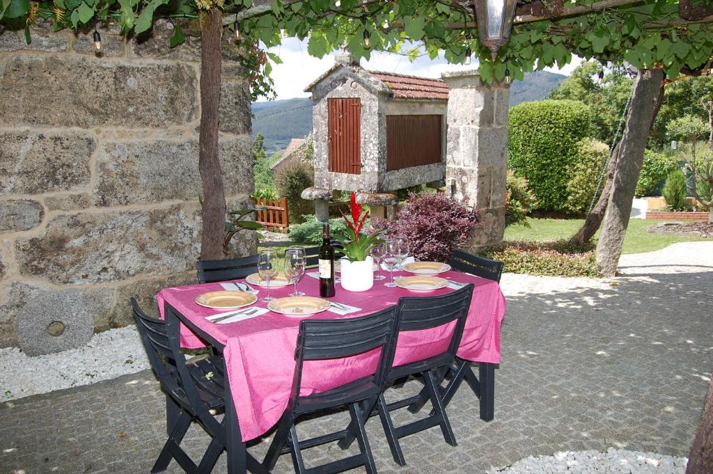 A garden outside A Casa Da Asturiana
