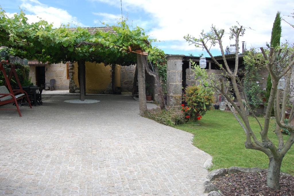 A garden outside A Casa Da Asturiana
