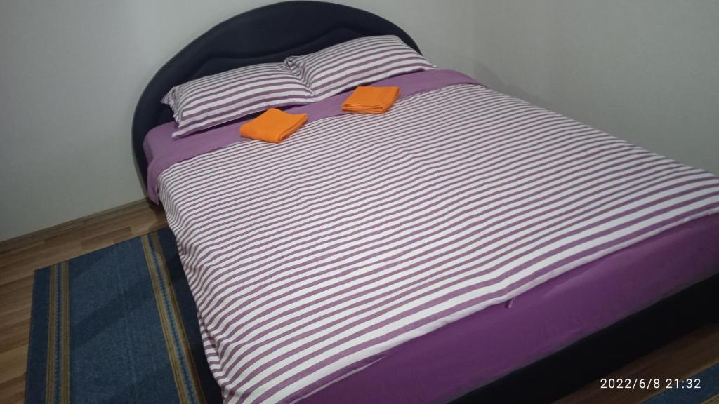 a bed with two orange cards on top of it at Via Dinarica GuestHouse in Jablanica