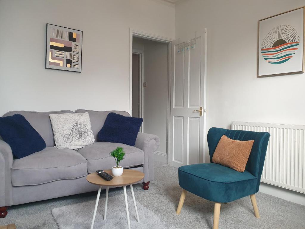 a living room with a couch and two chairs at Cosy 2 Bedroom City House with 2 Bathrooms in Norwich