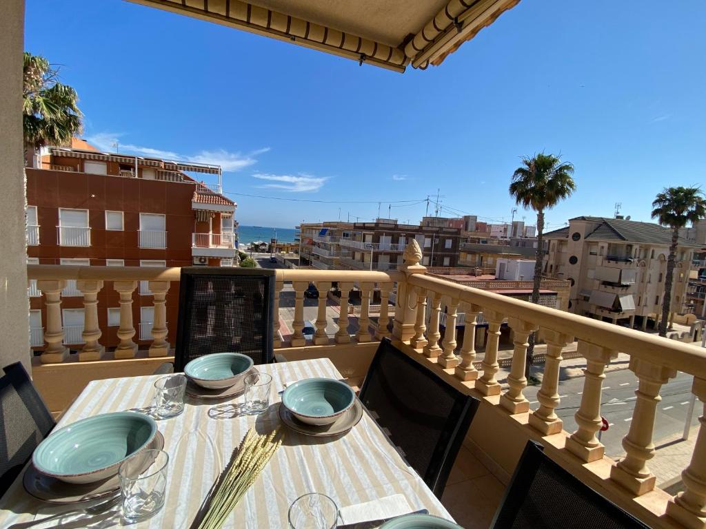 einen Tisch auf einem Balkon mit Stadtblick in der Unterkunft GranPlaya in Santa Pola