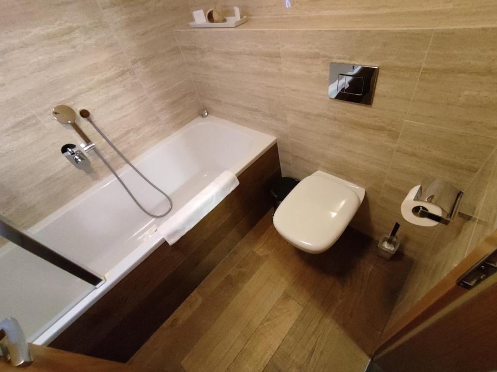 Koupelna v ubytování FREE WELLNESS & SPA MULTIMEDIA APARTMENT - SNÍDANĚ V CENĚ - ZDARMA VSTUP DO WELLNESS, VÍŘIVÉ VANY, SOLNÁ SAUNA, FINSKÁ SAUNA, PARNÍ SAUNA, MASÁŽE, PLAYSTATION 5 a HRY, SKLEP, MODERNÍ VYBAVENÍ, PARKOVÁNÍ ZDARMA, VYBAVENÍ PRO DĚTI, KLIDNÁ LOKALITA