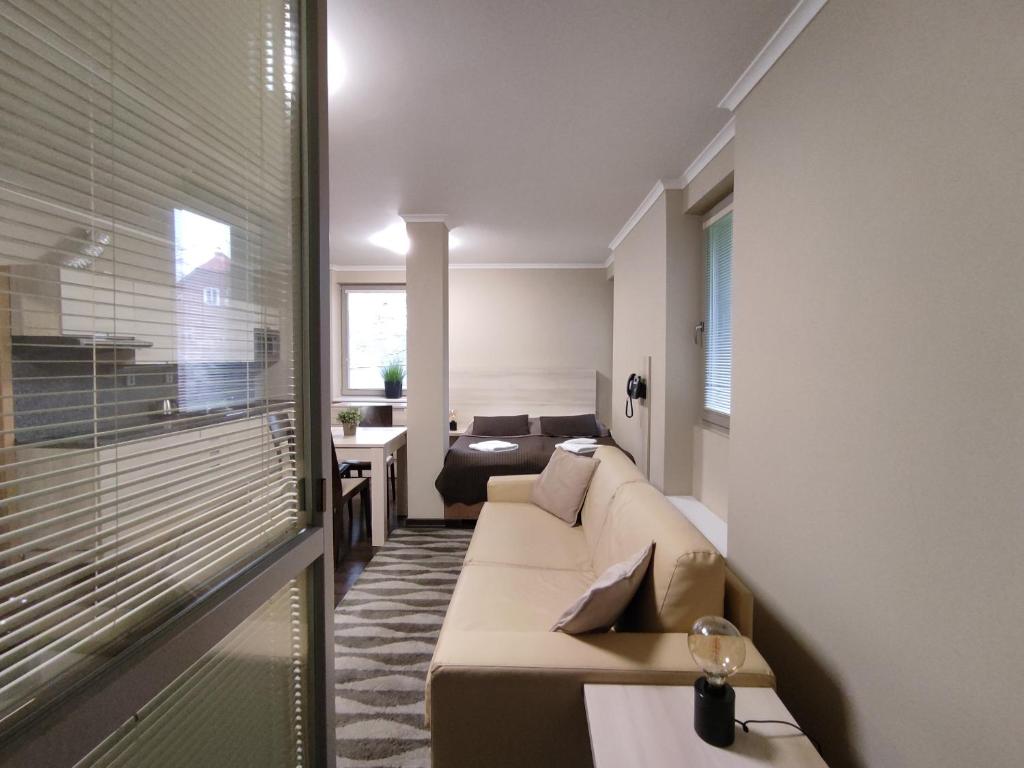 Posezení v ubytování FREE WELLNESS & SPA MULTIMEDIA APARTMENT - SNÍDANĚ V CENĚ - ZDARMA VSTUP DO WELLNESS, VÍŘIVÉ VANY, SOLNÁ SAUNA, FINSKÁ SAUNA, PARNÍ SAUNA, MASÁŽE, PLAYSTATION 5 a HRY, SKLEP, MODERNÍ VYBAVENÍ, PARKOVÁNÍ ZDARMA, VYBAVENÍ PRO DĚTI, KLIDNÁ LOKALITA