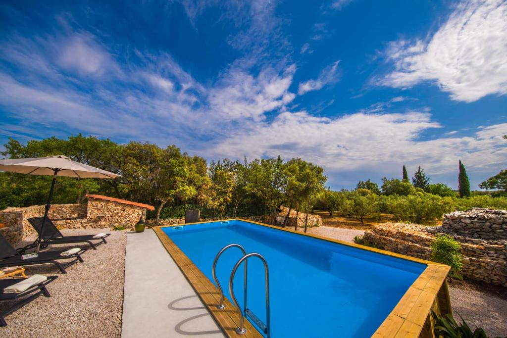 Bazén v ubytovaní Holiday Estate "Bujur" - private pool, surrounded by nature! alebo v jeho blízkosti