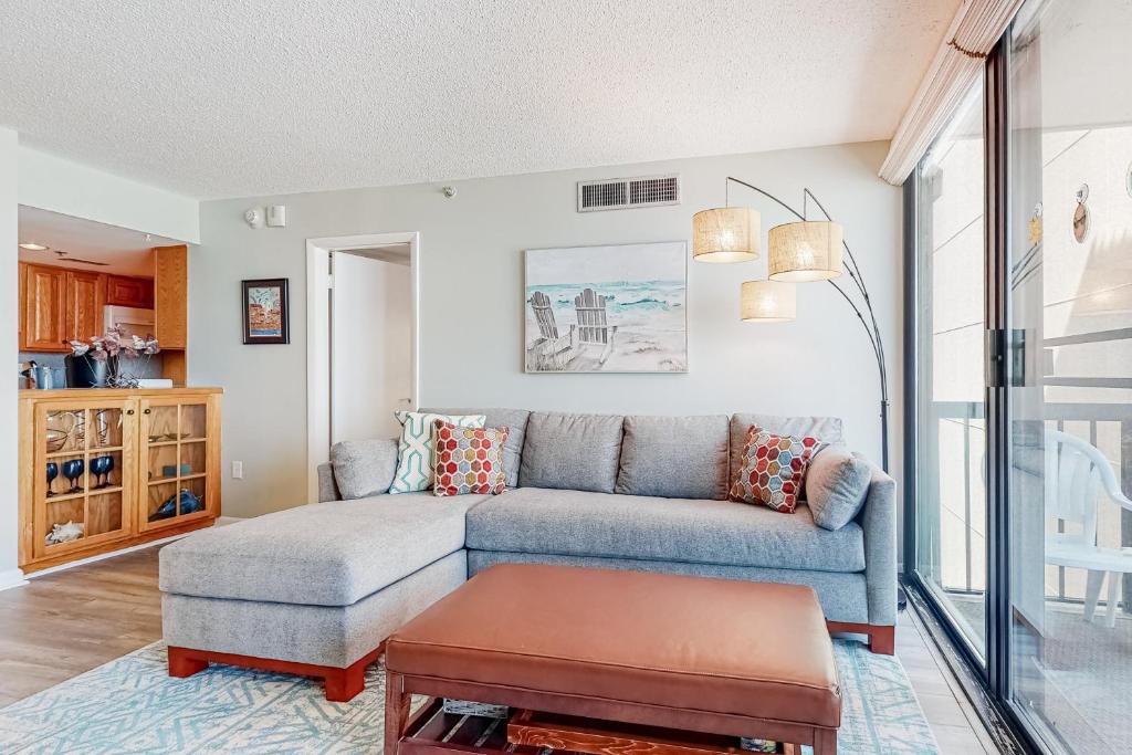 una sala de estar con un sofá y una mesa en Sea Colony --- 612 Island House, en Bethany Beach