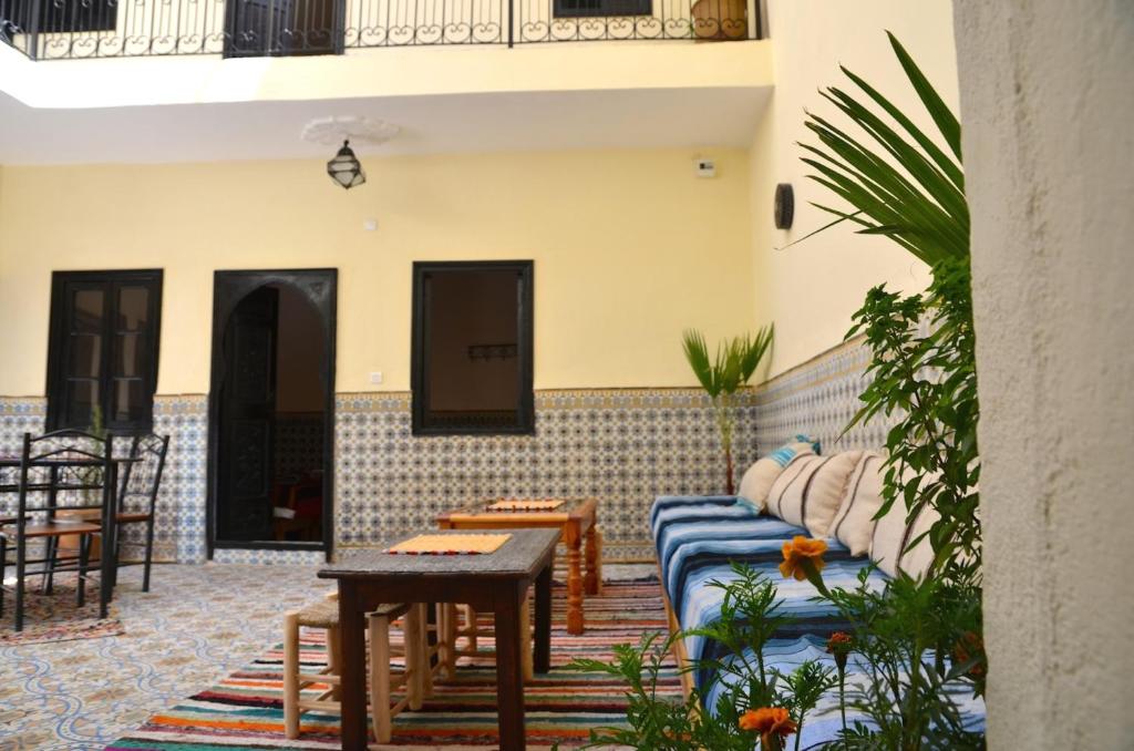 sala de estar con sofá y mesa en Dar Mirai, en Marrakech