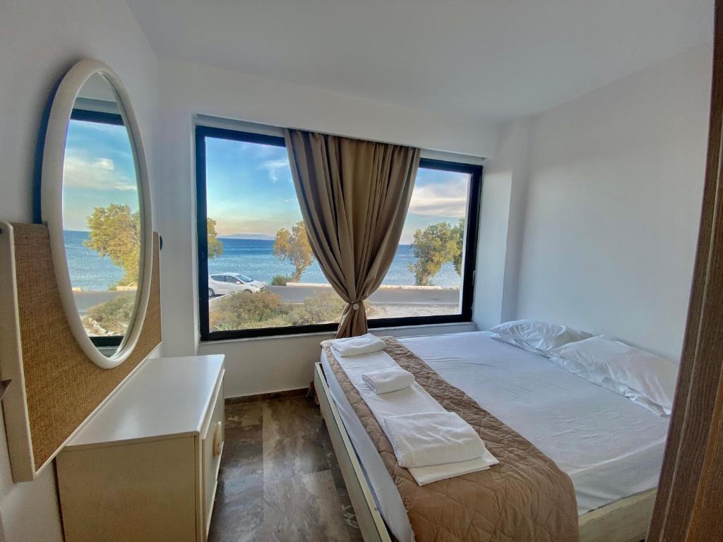 Postel nebo postele na pokoji v ubytování Aeolos Bay Tinos