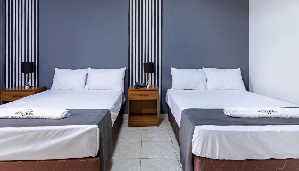Postel nebo postele na pokoji v ubytování Hotel Taurus