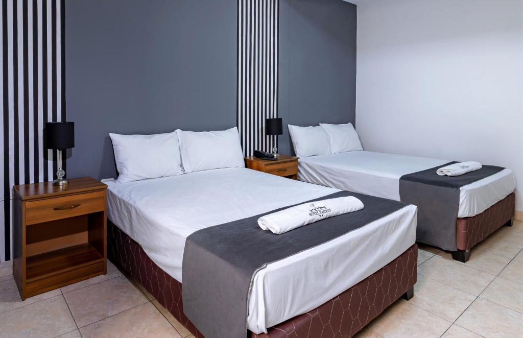 皮烏拉的住宿－Hotel Taurus，酒店客房,设有两张床和两张桌子