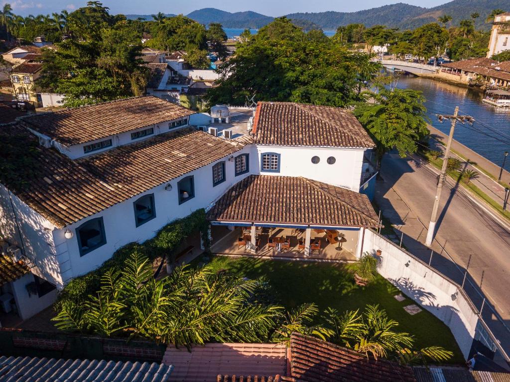 an aerial view of a white house with palm trees at Pousada Casa dos Autores in Paraty