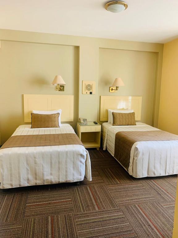 Postel nebo postele na pokoji v ubytování Embajadores Hotel