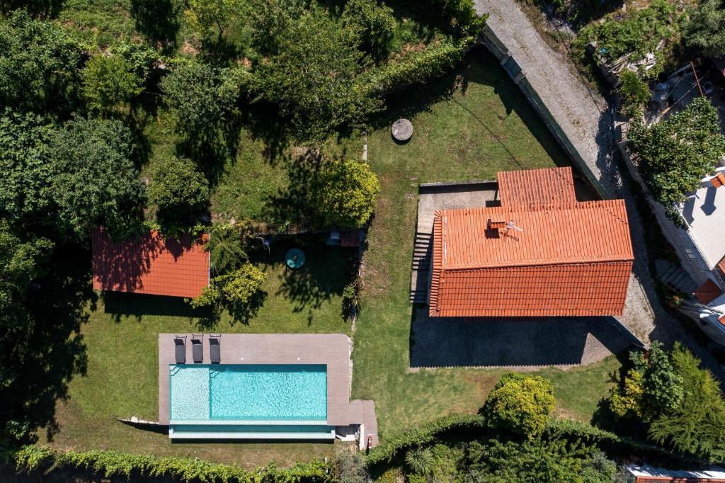 uma vista superior de uma casa e de uma piscina em Douro Senses - Nature House em Cinfães