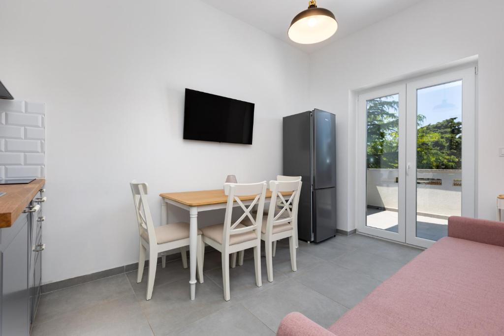 TV a/nebo společenská místnost v ubytování Apartments Cukar