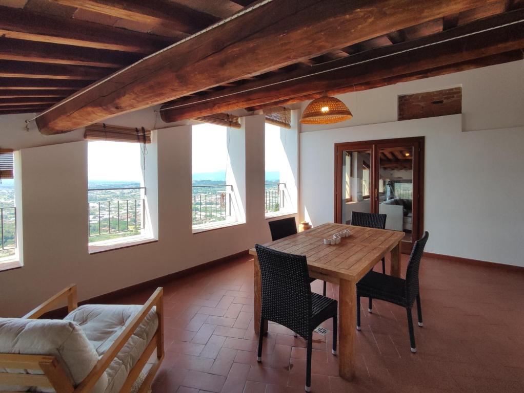 a dining room with a wooden table and chairs at La terrazza di Elas a Uzzano in Uzzano
