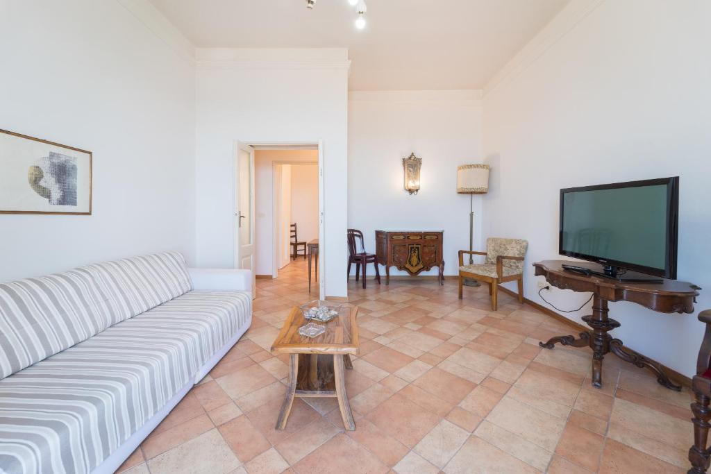 A television and/or entertainment centre at Seaview Alghero Apt