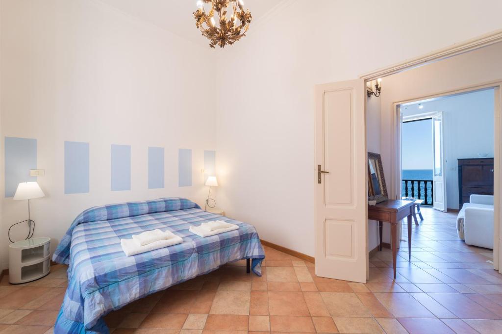 A bed or beds in a room at Seaview Alghero Apt