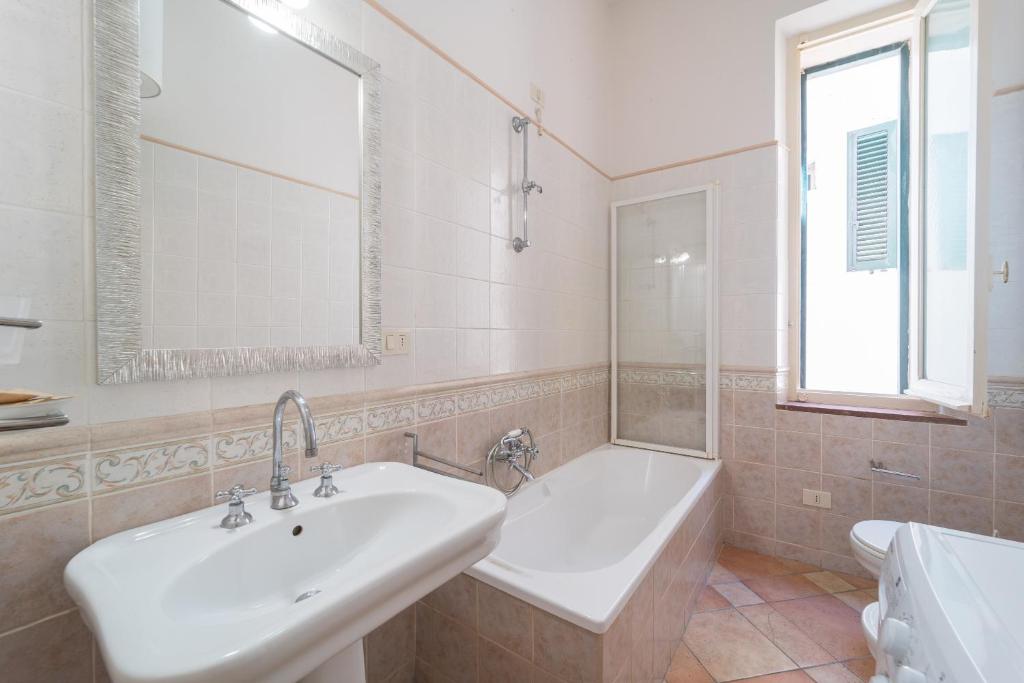 A bathroom at Seaview Alghero Apt