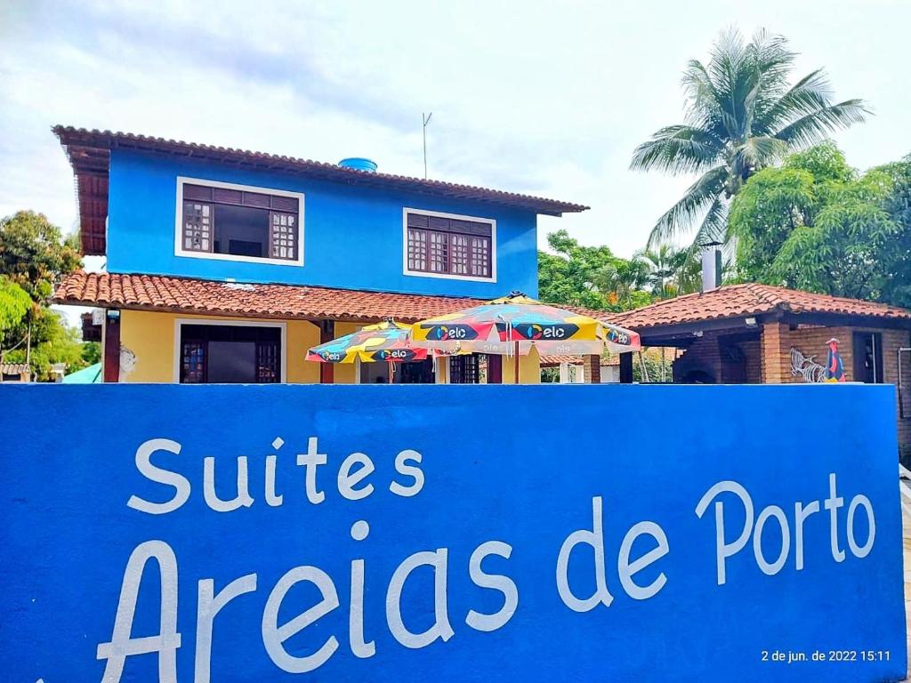 un cartello blu davanti a una casa di Suites Areias de Porto a Porto De Galinhas