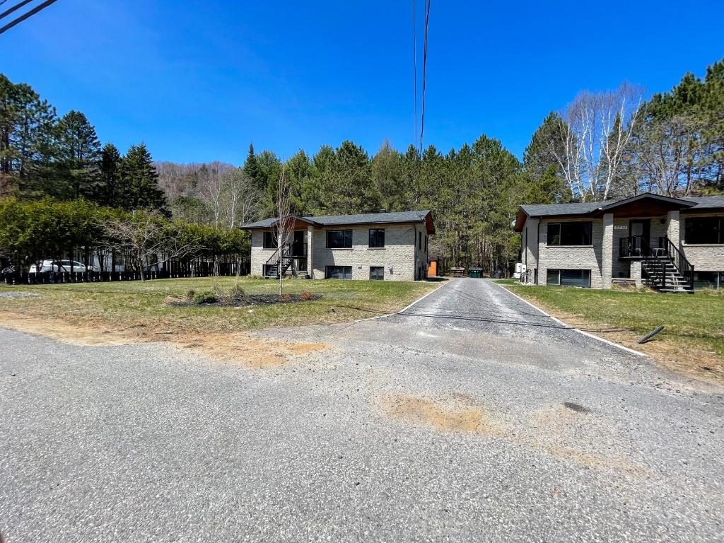 an empty road in front of a house at Complexe LIVTremblant by Gestion ELITE - LIV6 in Mont-Tremblant