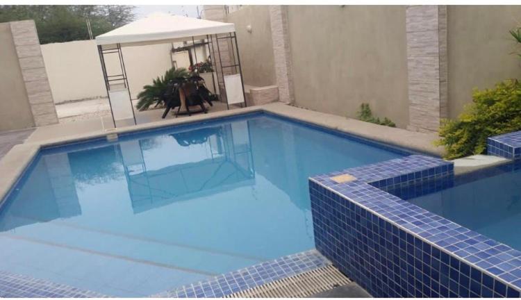 薩利納斯的住宿－KsaMarita，一个带凉亭的大型蓝色游泳池