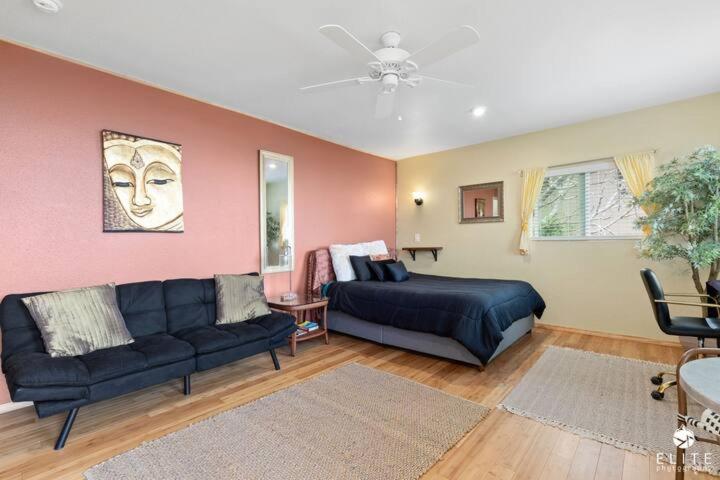 sala de estar con sofá y cama en The Sanctuary, en Captain Cook