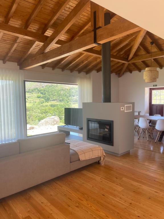 - un salon avec un canapé et une cheminée dans l'établissement Casa do Afonso, à Brufe
