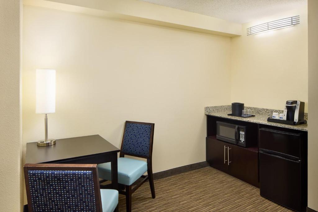 Holiday Inn Express & Suites Alpharetta by IHG - 标准特大号床间 - 带无障碍淋浴间